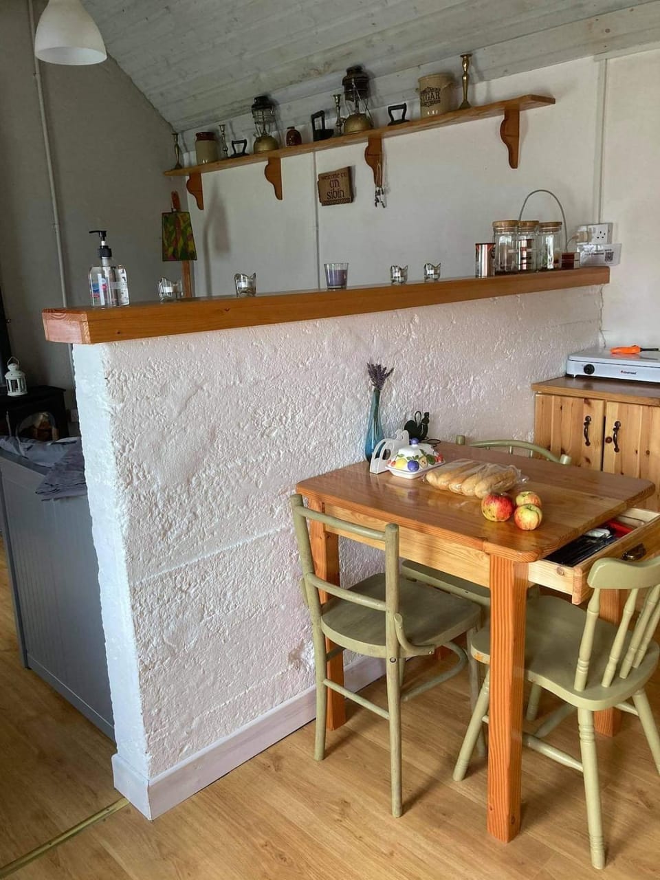 Kitchen or kitchenette, Dining area, stove