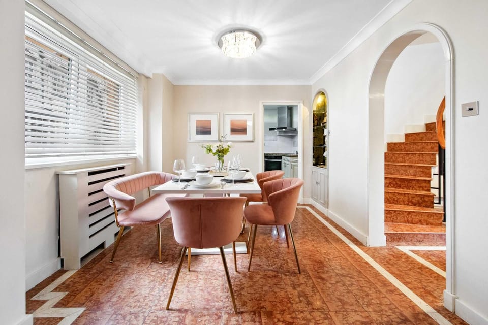 Seating area, Dining area