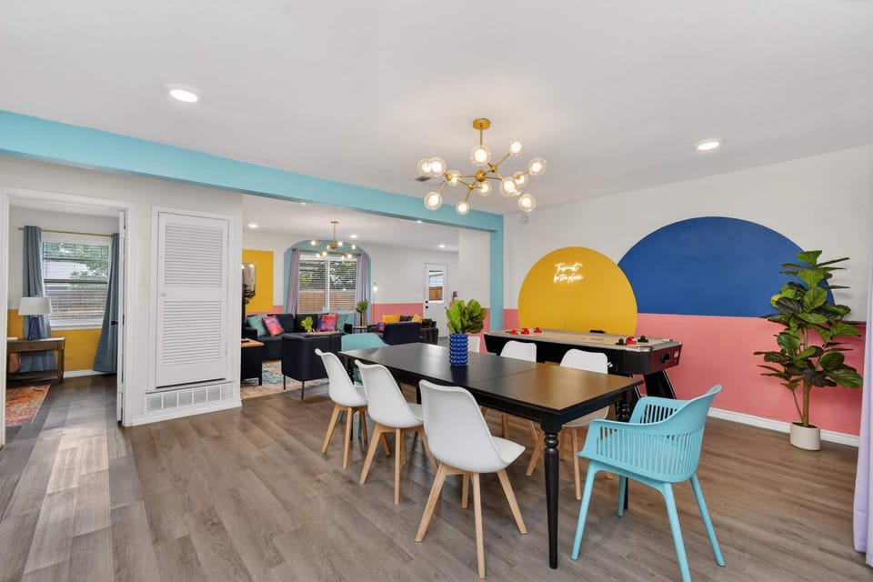 Modern NRH Retreat Pool BBQ & Sleeps 10 House in Hurst