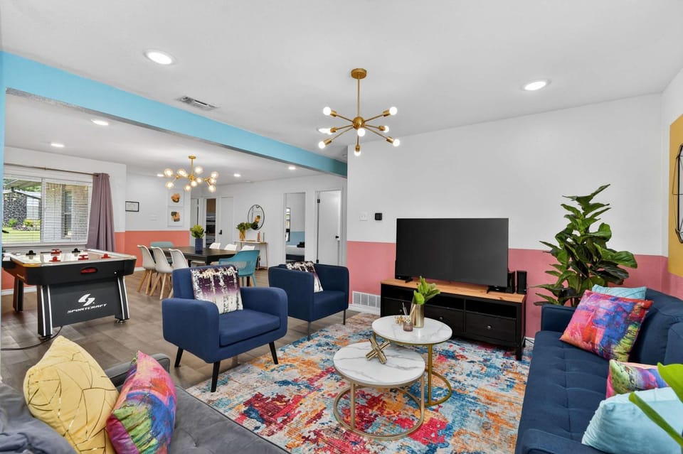 Modern NRH Retreat Pool BBQ & Sleeps 10 House in Hurst