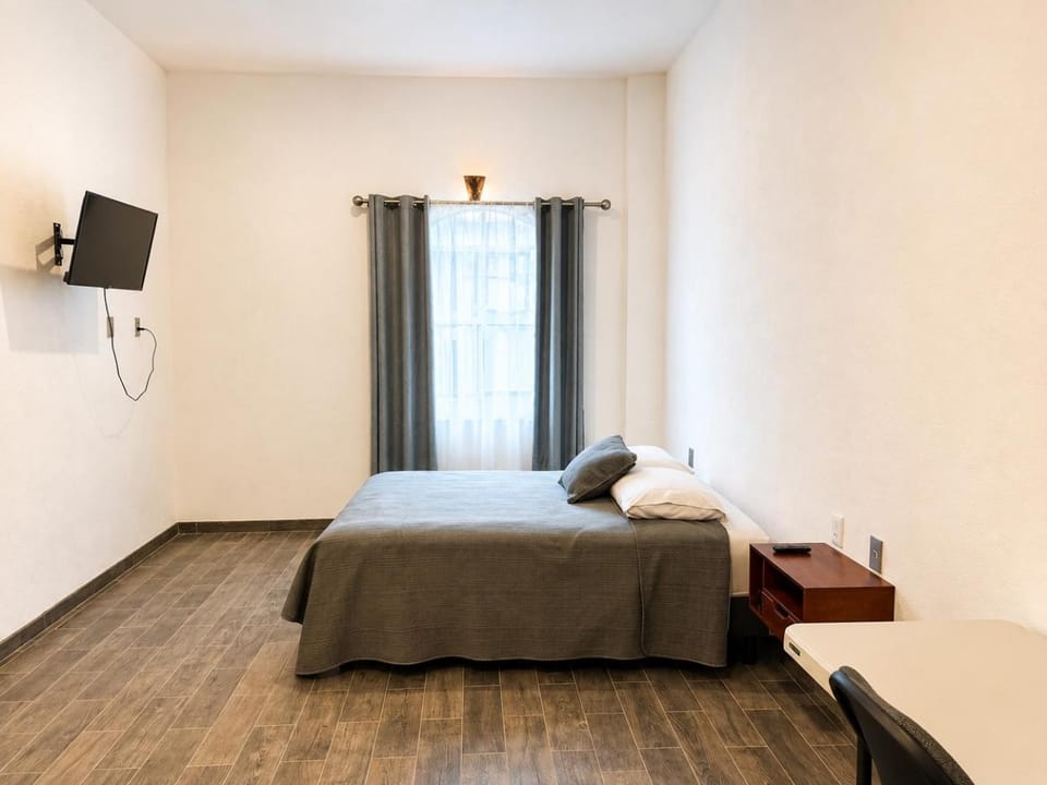 TV and multimedia, Decorative detail, Bedroom, Garden view, furniture, internet