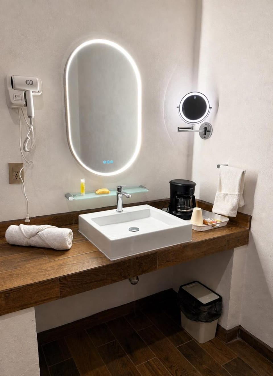Toilet, Coffee/tea facilities, Decorative detail, hair dryier, towels