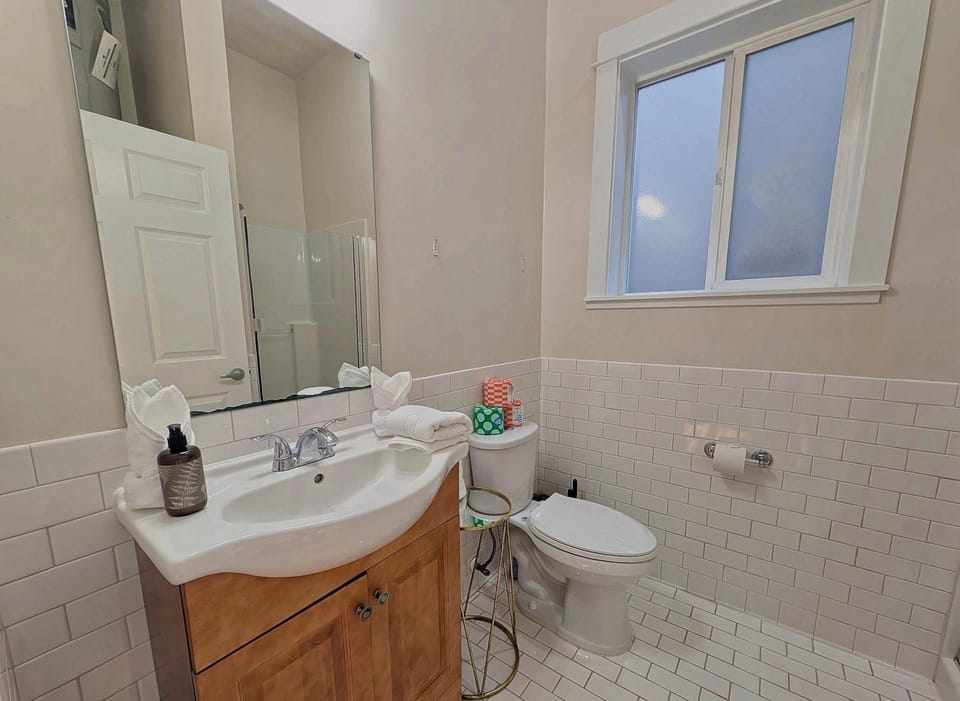 Vaulted-Ceiling Studio · Full Kitchen + Laundry Apartment in Portland