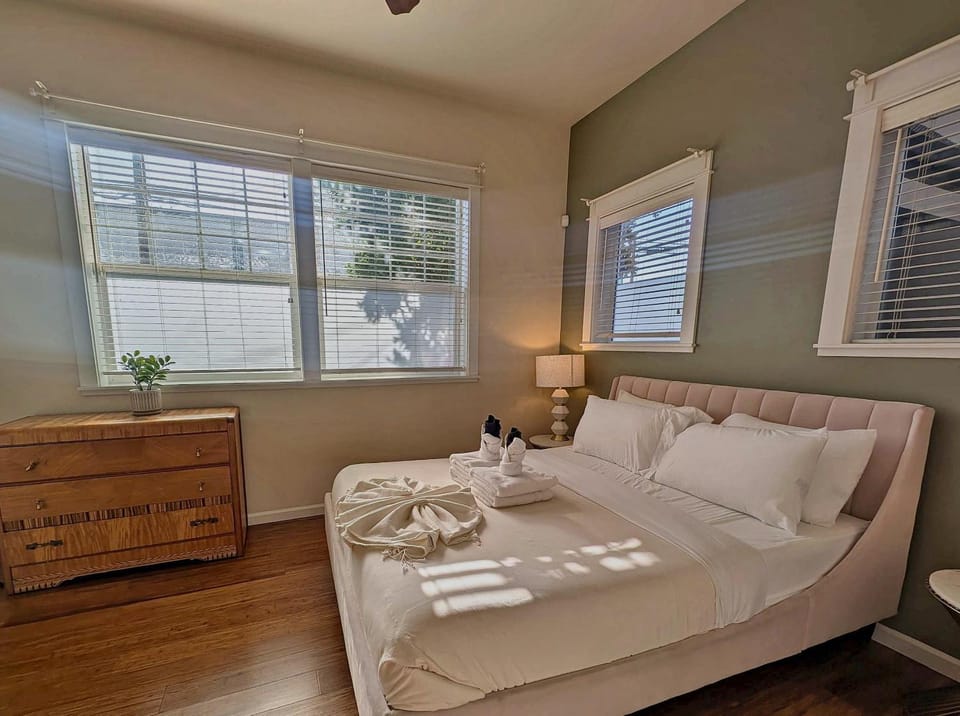 Vaulted-Ceiling Studio · Full Kitchen + Laundry Apartment in Portland
