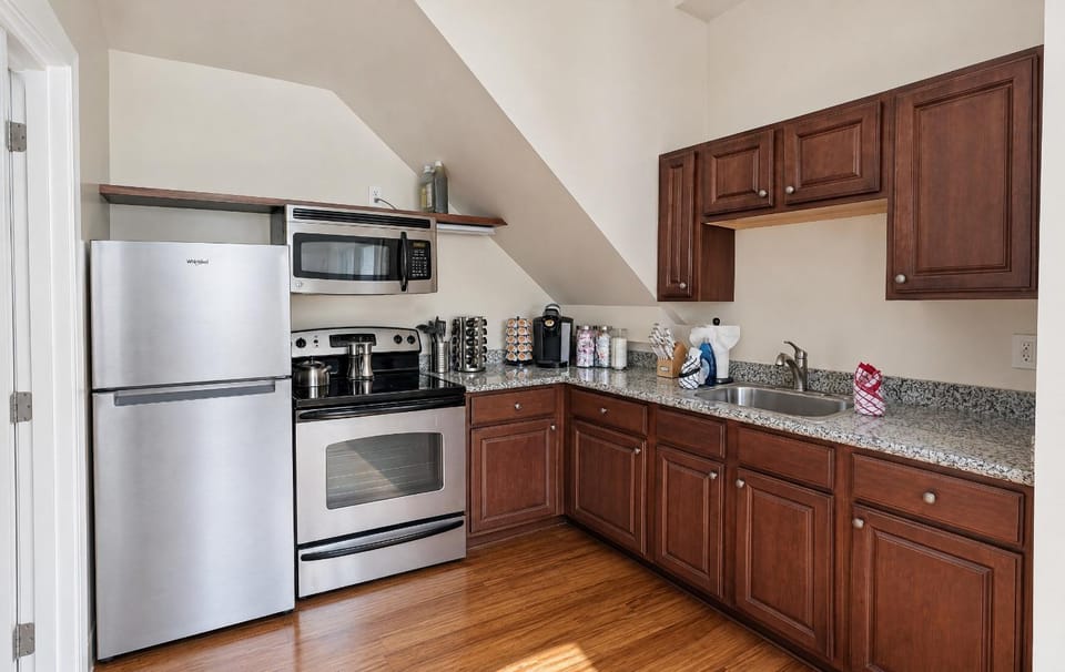 Vaulted-Ceiling Studio · Full Kitchen + Laundry Apartment in Portland