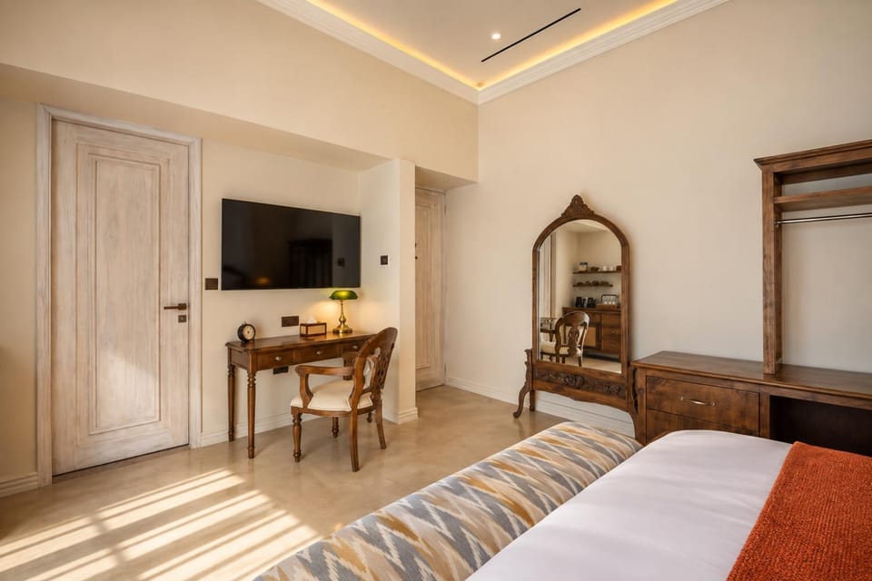Bed, TV and multimedia, hair dresser, wardrobe