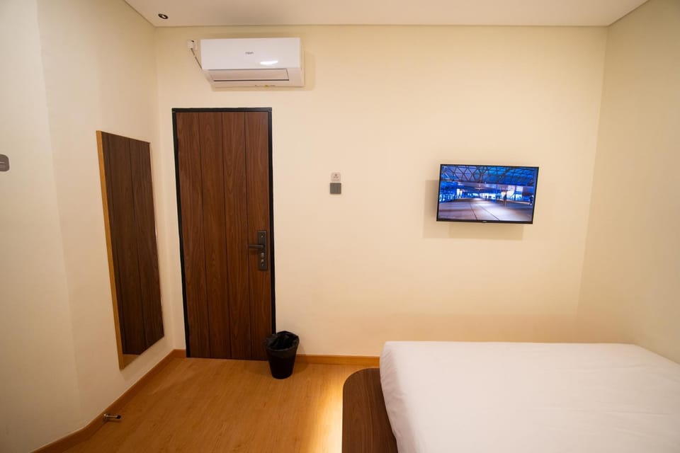 Bed, TV and multimedia, Photo of the whole room, Evening entertainment, Bedroom, air conditioner