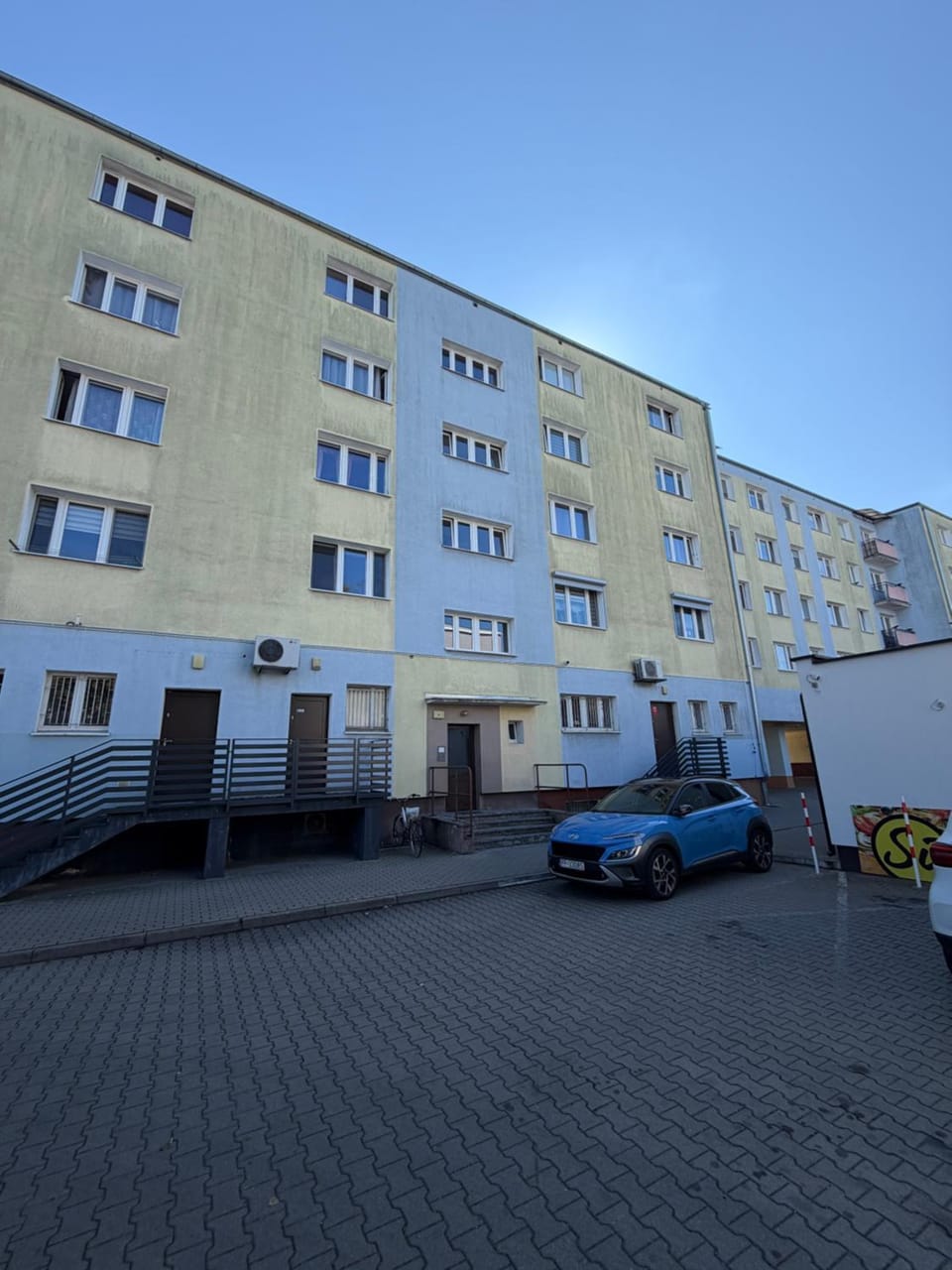 Property building, Neighbourhood
