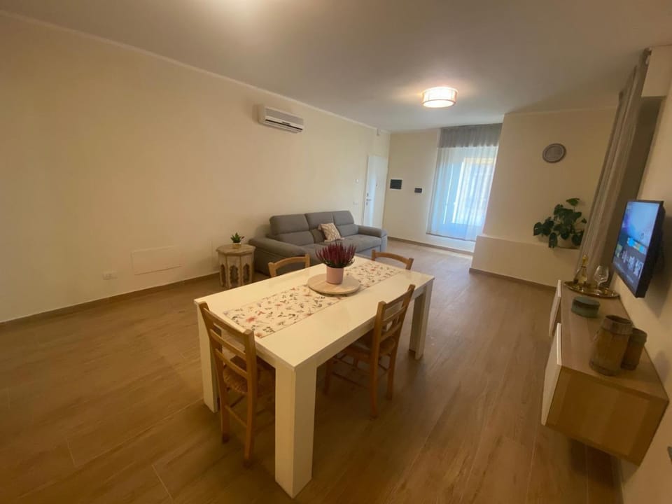 Communal lounge/ TV room, Dining area, Evening entertainment