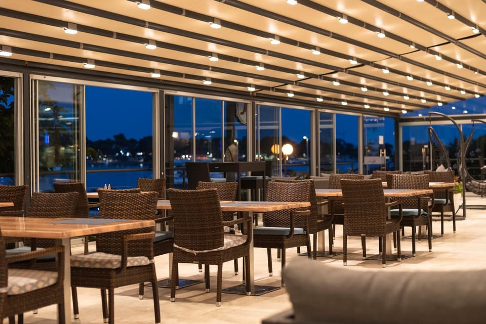 Restaurant/places to eat, Night, Balcony/Terrace, Banquet/Function facilities, Seating area