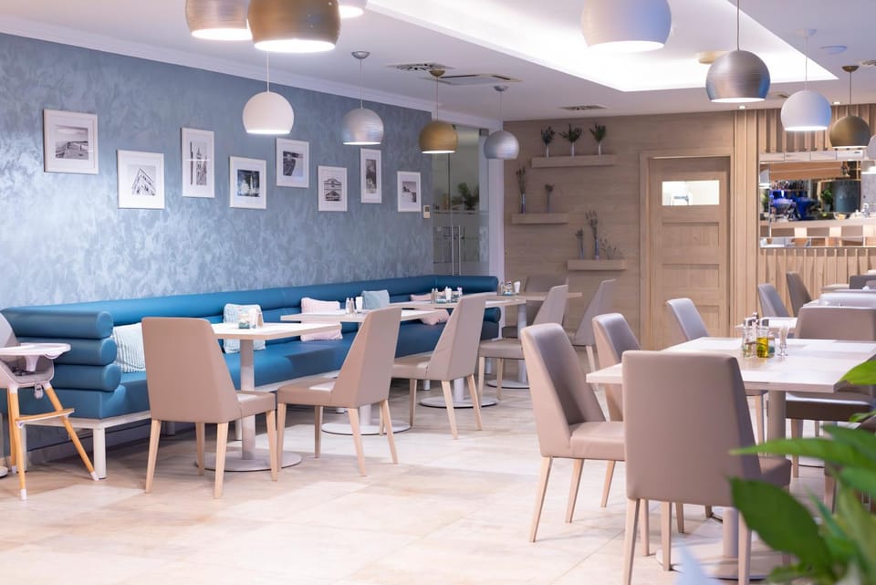 Restaurant/places to eat, Seating area, Breakfast