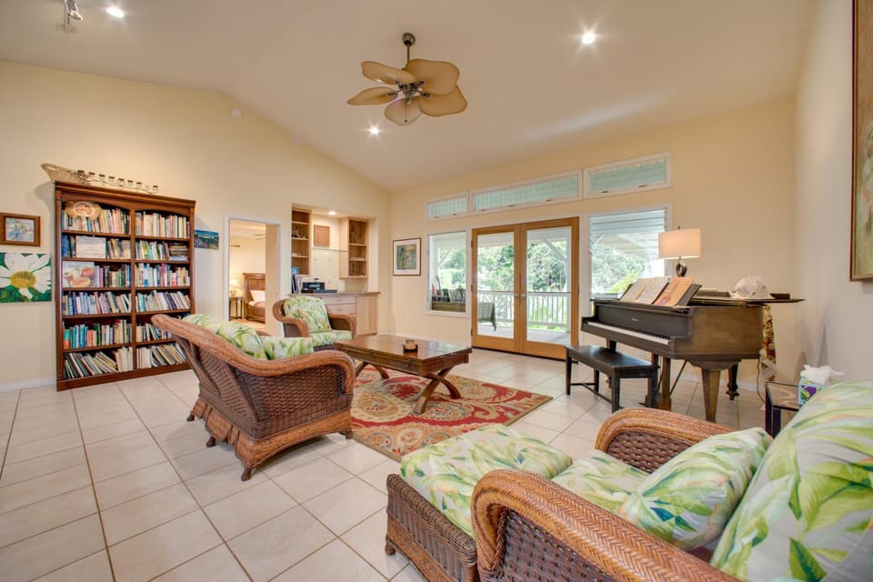 Ocean-View Group Retreat! 8 Mi to Magic Sands House in Holualoa