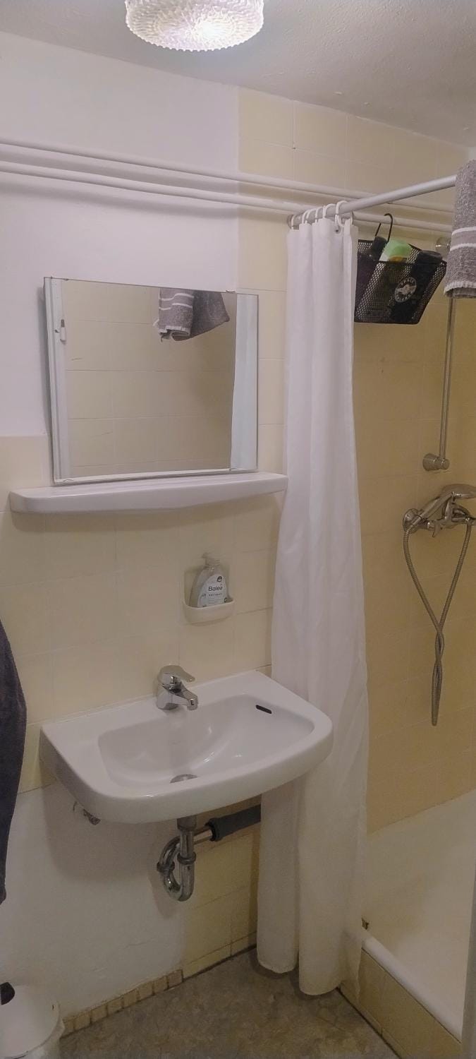 Monteurzimmer, eigener Eingang, mit privater Dusche und WC Apartment in Karlsruhe