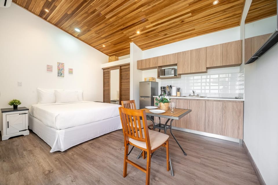 Walk to Shops & Eats! Cozy Playas Del Coco Studio Apartment in Coco