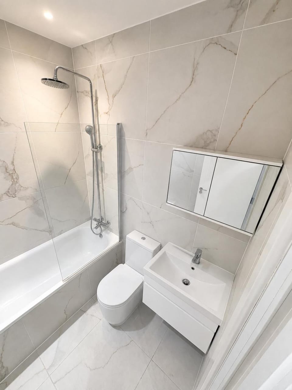 Luxury 2 Bed Serviced Apt 01 with Wi-Fi MyRent2Rent Apartment in Corby