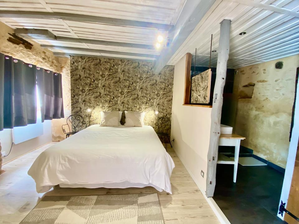 Chambre Cyrano à Leymandie Bed and Breakfast in Nouvelle-Aquitaine