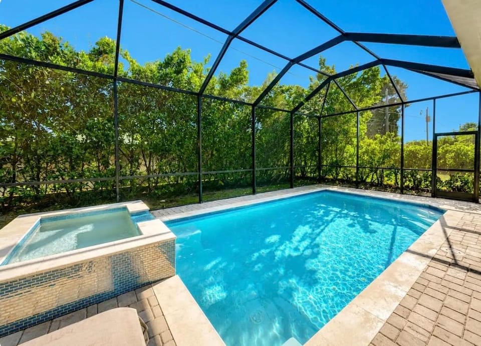 Naples Modern Masterpiece 3BR Pool Spa & Bikes House in Naples Park