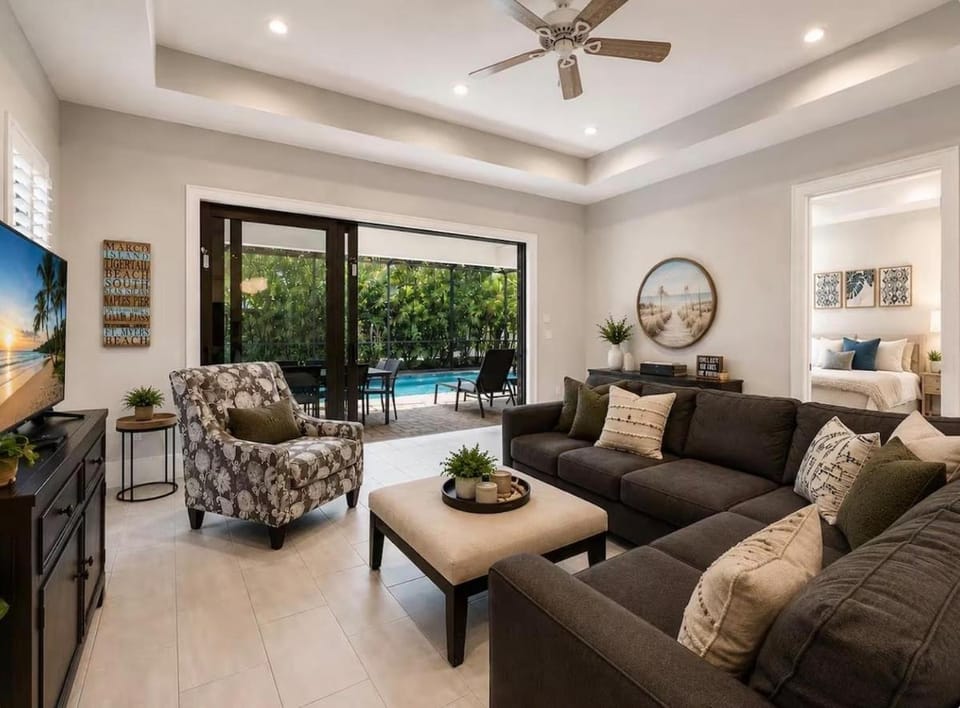 Naples Modern Masterpiece 3BR Pool Spa & Bikes House in Naples Park