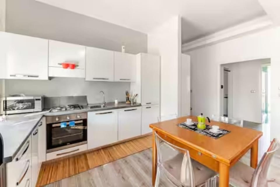 Coffee/tea facilities, Dining area, heating, microwave, minibar, oven, toaster, kitchen, air conditioner