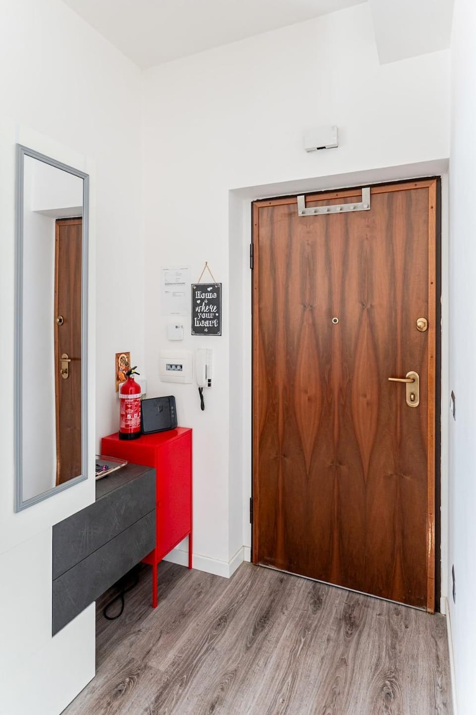 Facade/entrance, heating, internet, locker, air conditioner