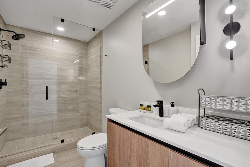 Shower, Toilet, Bathroom, towels