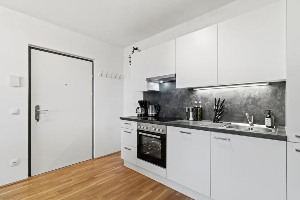 1 or 2BR I Balcony I 15 Min Airport I 20 Min Center Apartment in Vienna