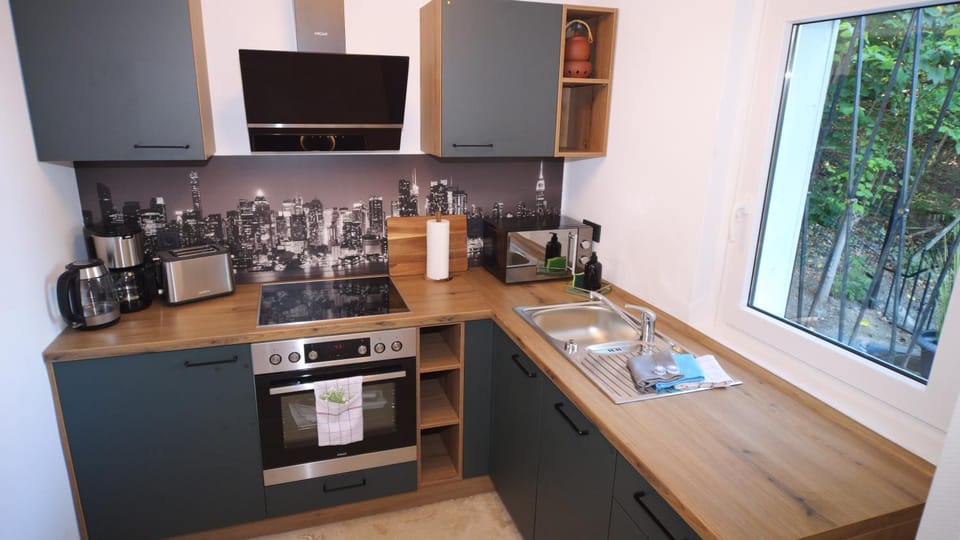 Coffee/tea facilities, Kitchen or kitchenette, dishwasher, oven, stove, toaster