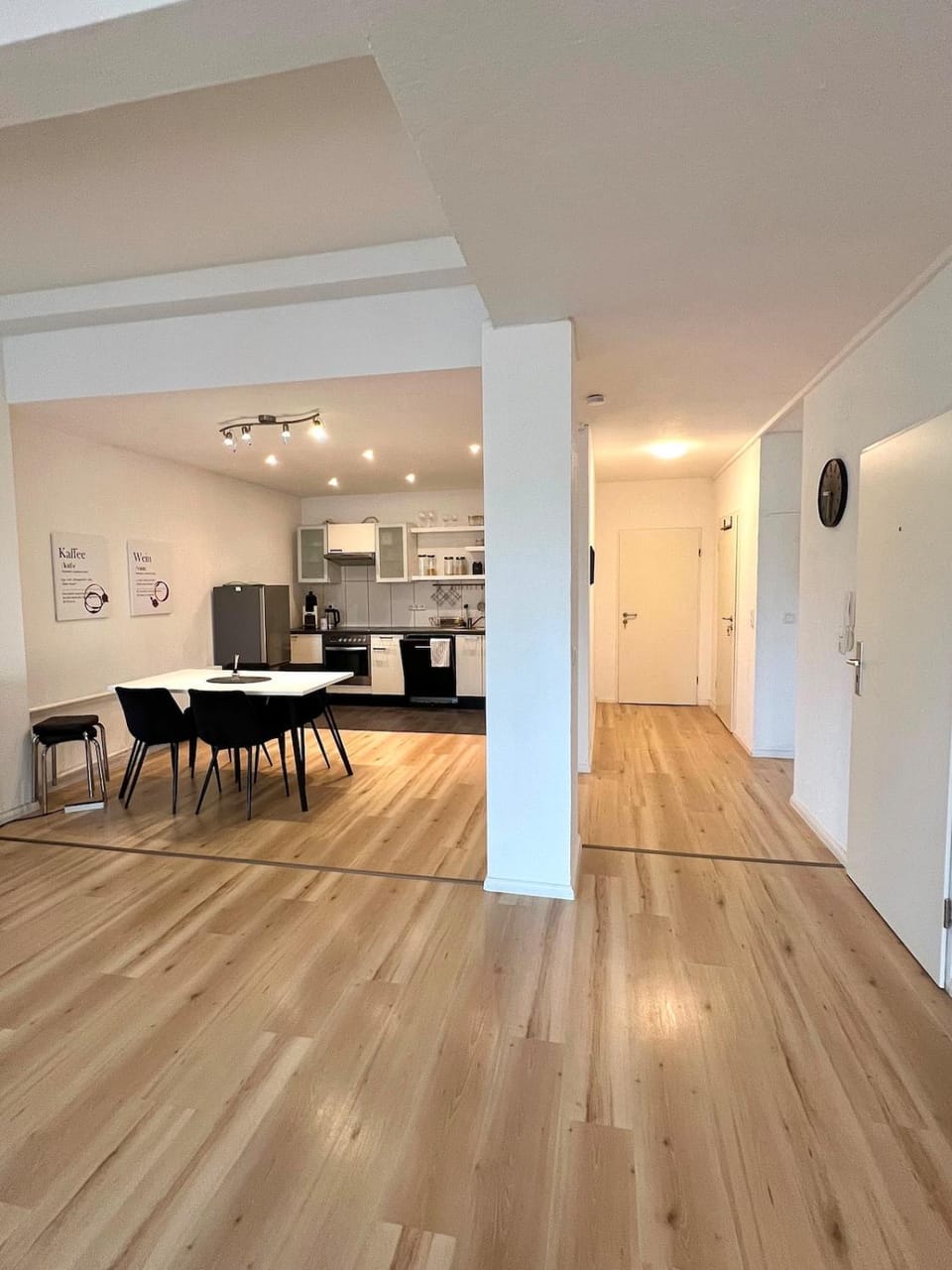 Kitchen or kitchenette, Dining area