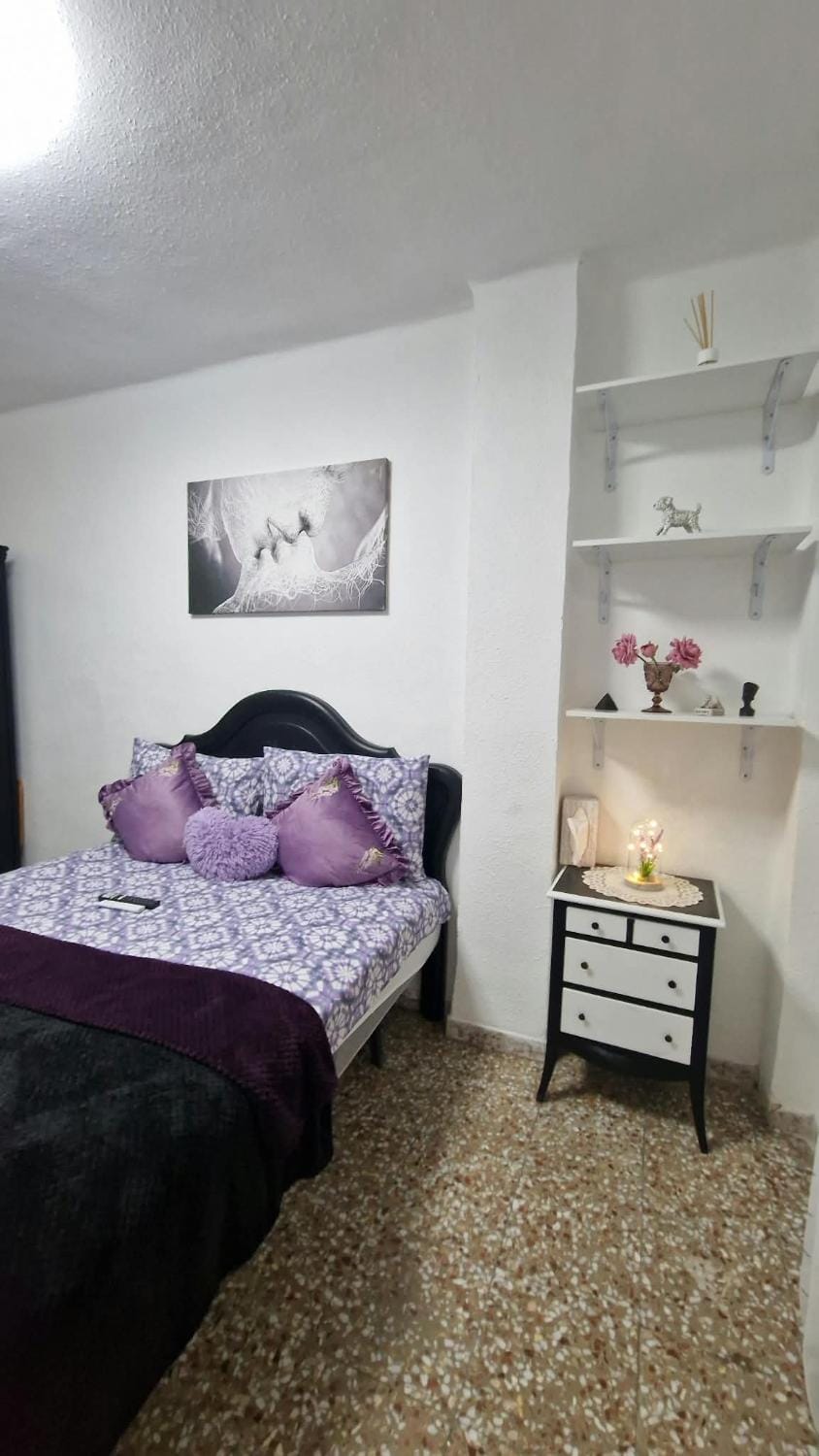 Cozy Purple Room Hostel in Alicante