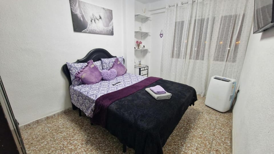 Cozy Purple Room Hostel in Alicante