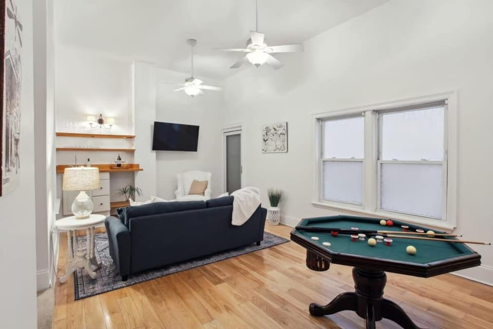 Stylish CBD Loft 5 min to French Quarter Apartment in French Quarter