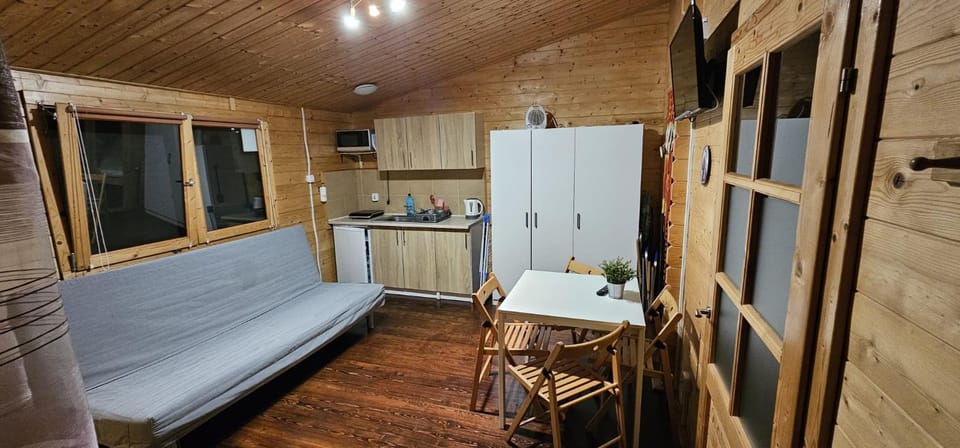 Kitchen or kitchenette, Living room, Seating area, Dining area