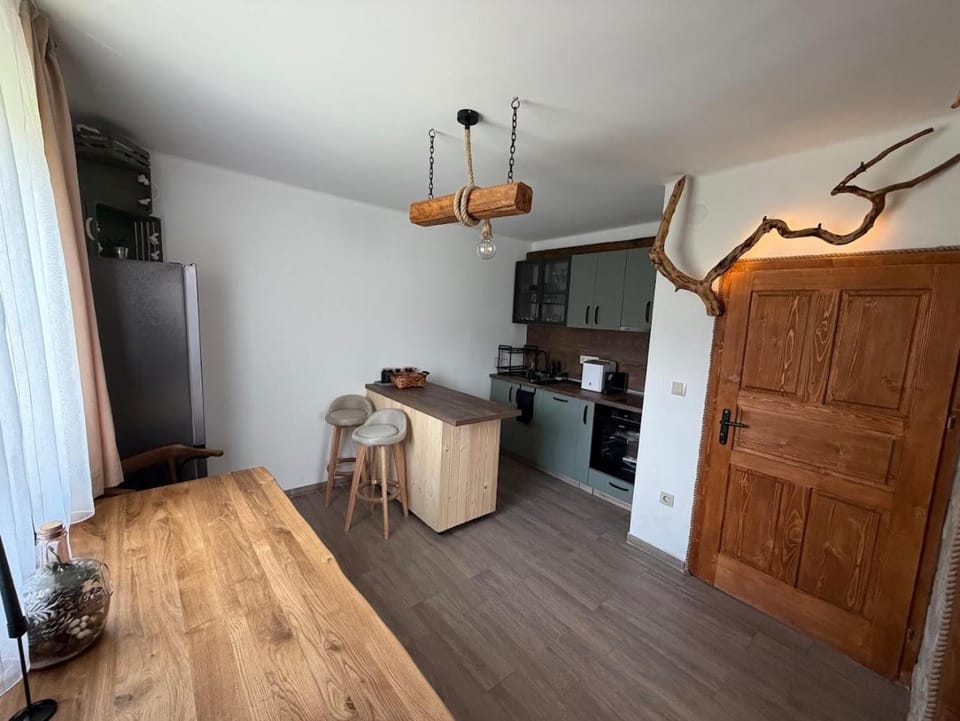Communal lounge/ TV room, Kitchen or kitchenette, Dining area, oven, stove