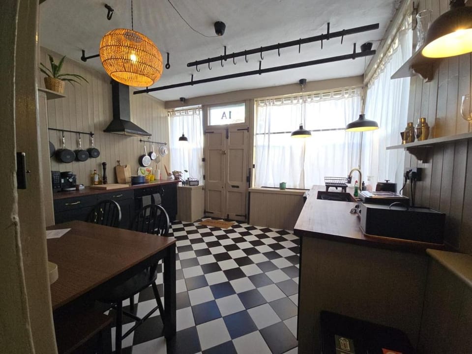 Kitchen or kitchenette, Dining area, pet friendly, stove