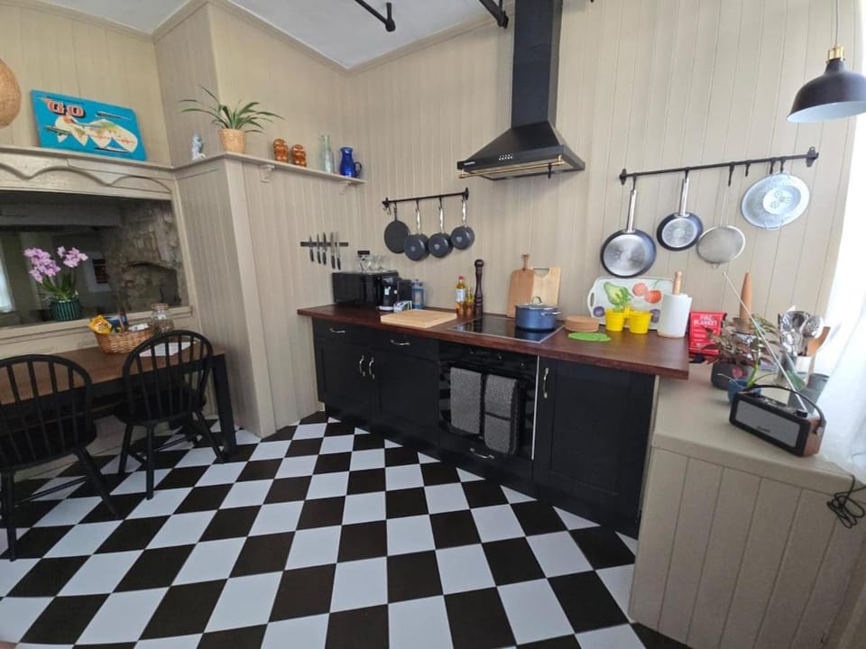 Kitchen or kitchenette, Food and drinks