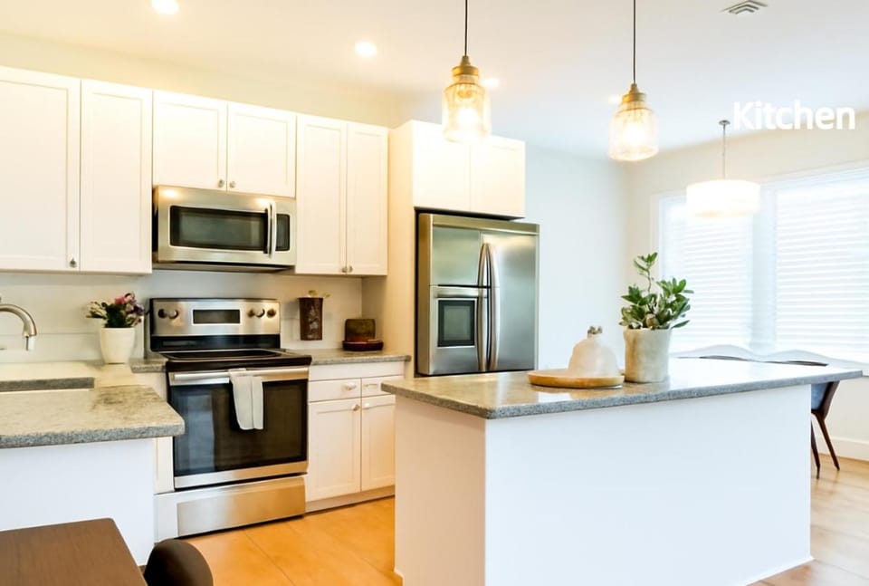 Sleek Coastal Stay Pool & Free Parking Apartment in Wilmington