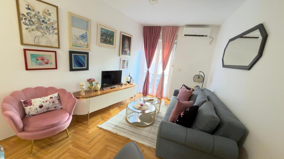 Communal lounge/ TV room, Living room, Seating area, air conditioner