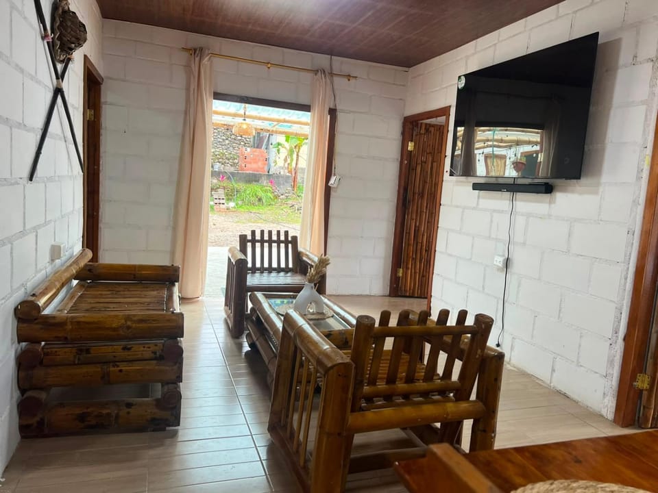 Communal lounge/ TV room, TV and multimedia, Living room, Seating area, Evening entertainment