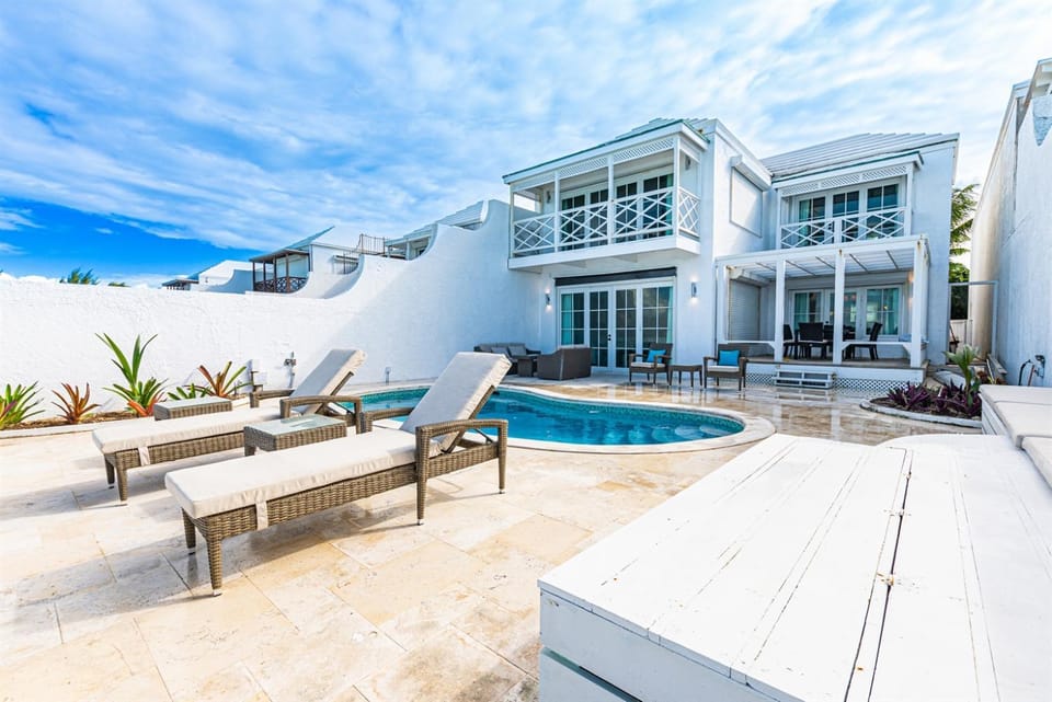 Caprice 8 - Luxury Ocean Front Villa - Pool Villa in Nassau