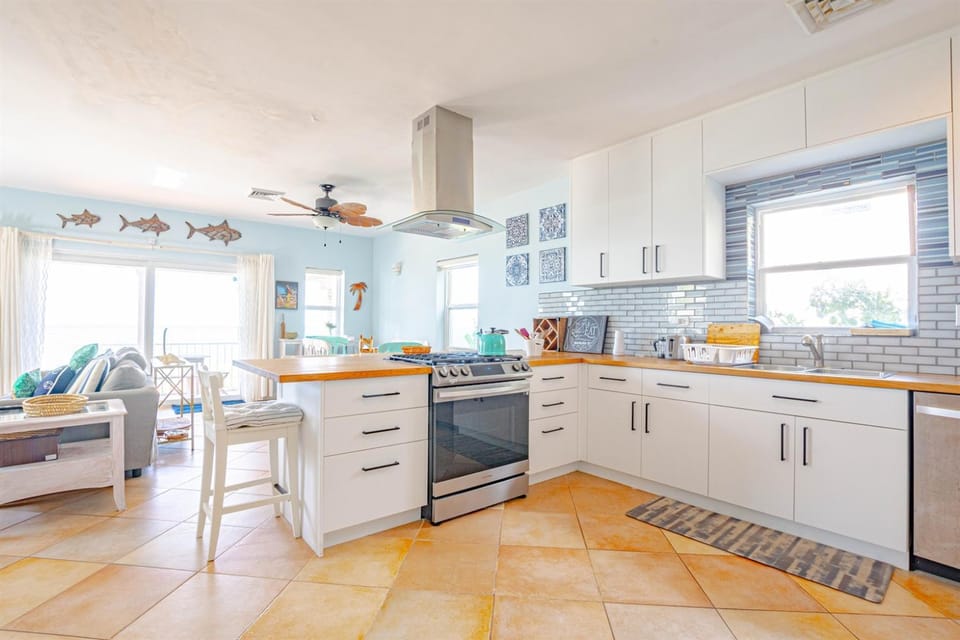 Caribbean Cottage - 3BR Beach Escape - Pool Ocean Views House in Nassau