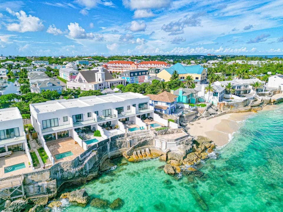Oceanfront with Beach Access & Private Pool 3BR House in Nassau
