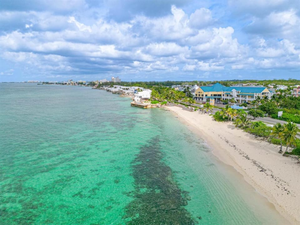 Oceanfront with Beach Access & Private Pool 3BR House in Nassau