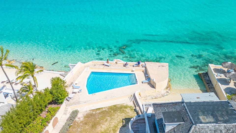 Harbor Mews - 5BR Cable Beach Home with Pool & Beach Access House in Nassau
