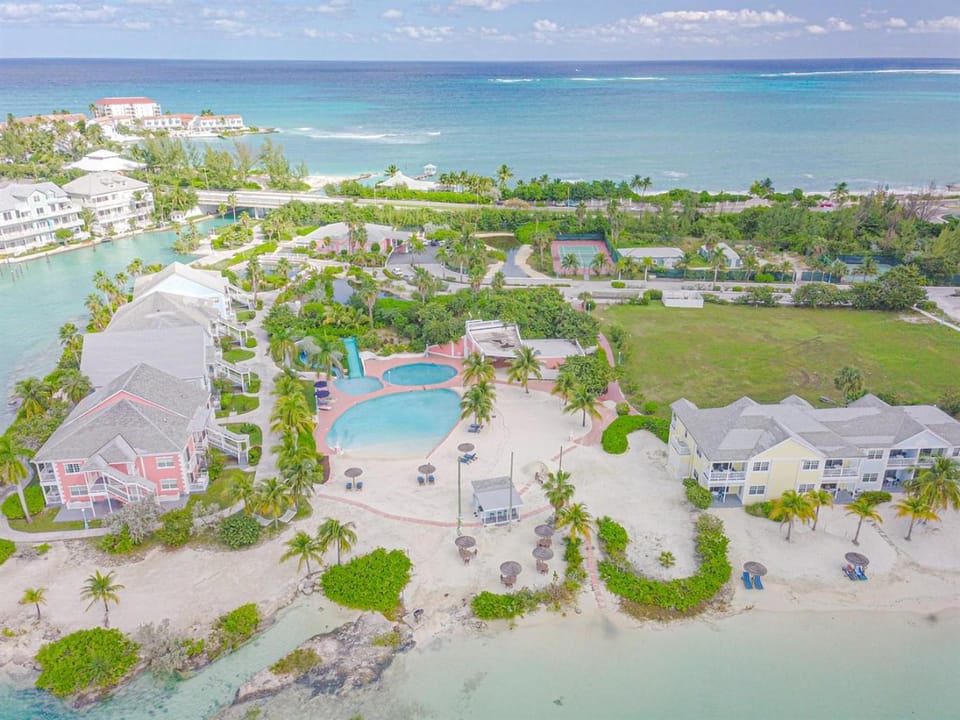 Sandy Port Condo 3BR access to Resort Pool & Beach Apartment in Nassau
