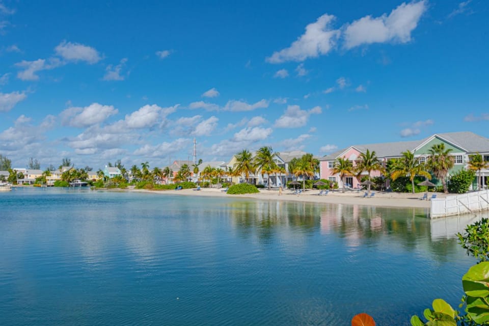 Sandy Port Condo 3BR access to Resort Pool & Beach Apartment in Nassau