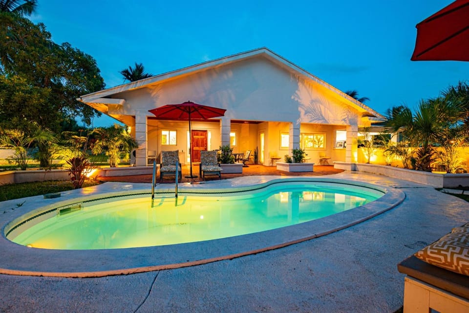 4BR with Private Pool & Walk to Beach & Bahamar House in Nassau
