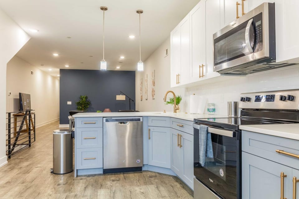 Spacious 4BR Home wBackyardSleeps 8Full Kitchen Apartment in Philadelphia