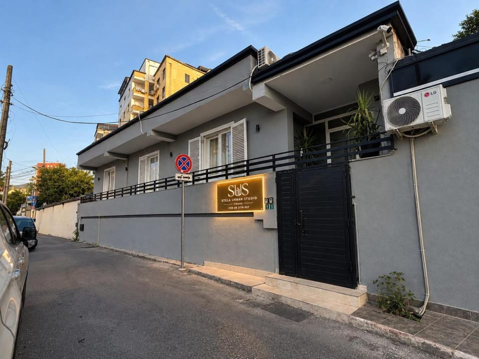 Property building, Street view, currency exchange