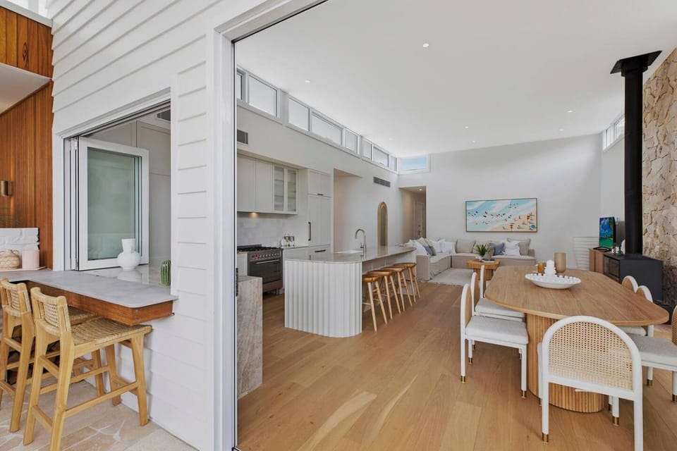 Kitchen or kitchenette, Living room, Seating area, Dining area, oven, stove