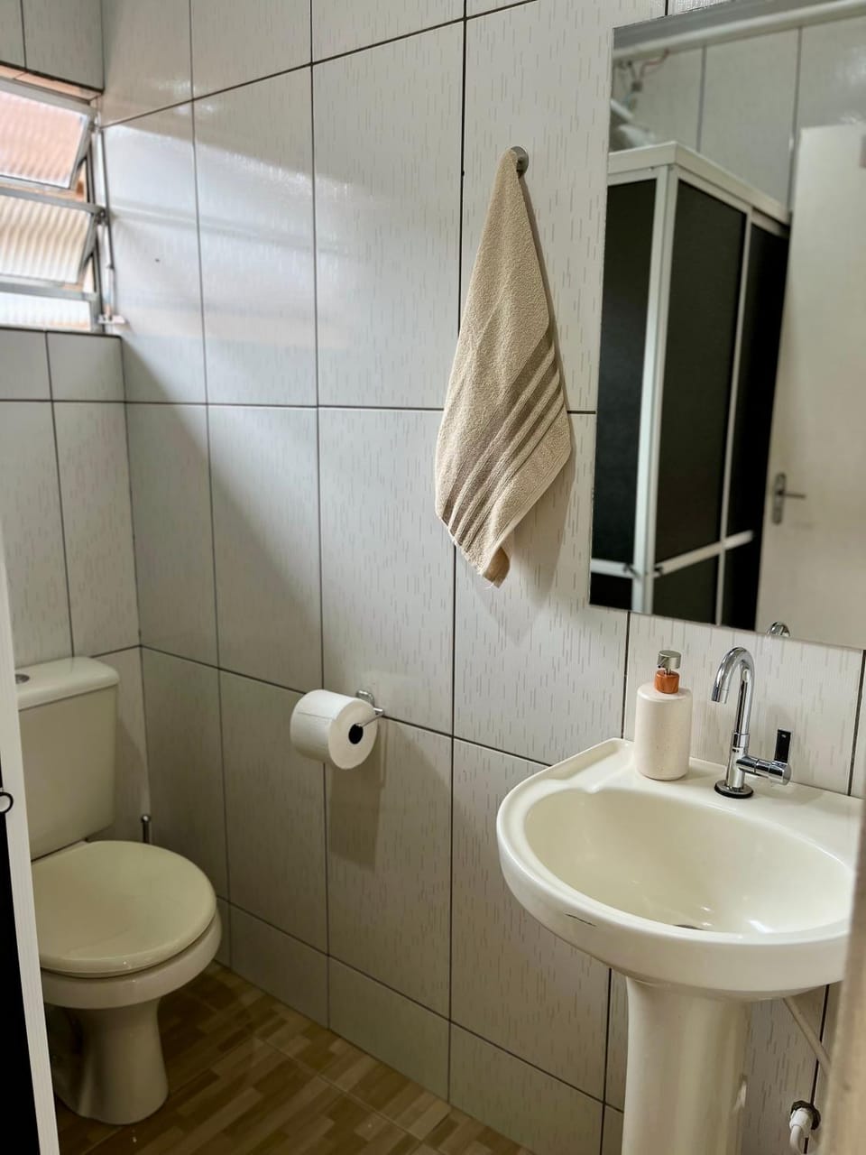 Shower, Toilet, Bathroom, towels